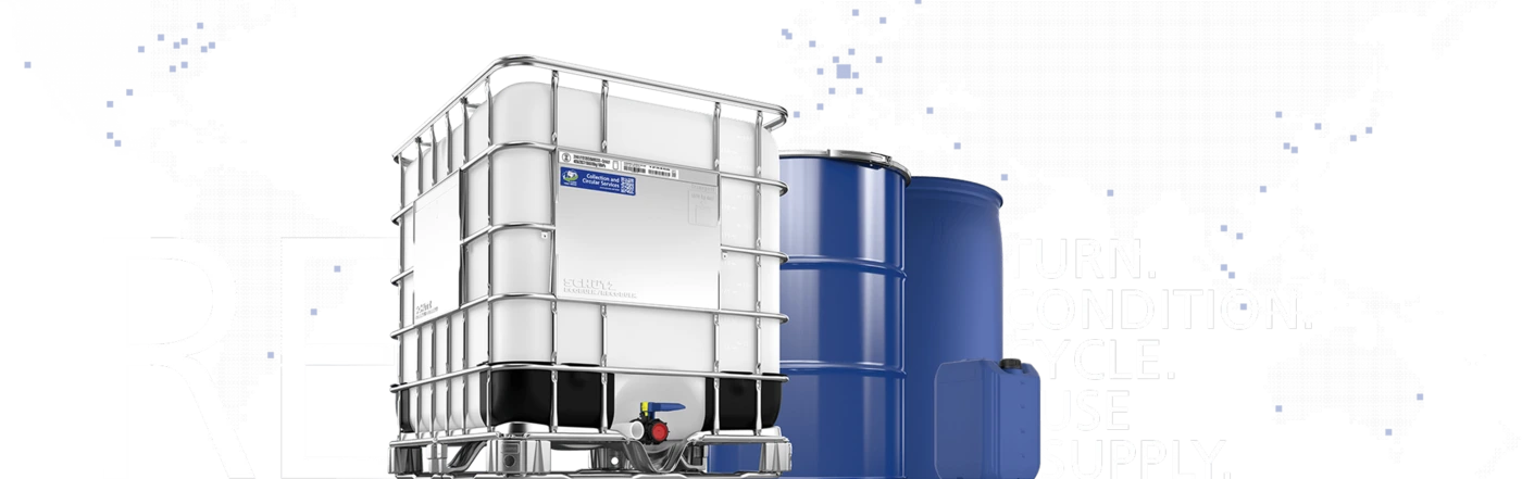 IBC-Container, Fässer und Kanister vor Weltkarte mit „RE“-Schriftzug und den Begriffen Return, Recondition, Recycle, Reuse, Resupply, symbolisieren nachhaltige globale Lieferketten